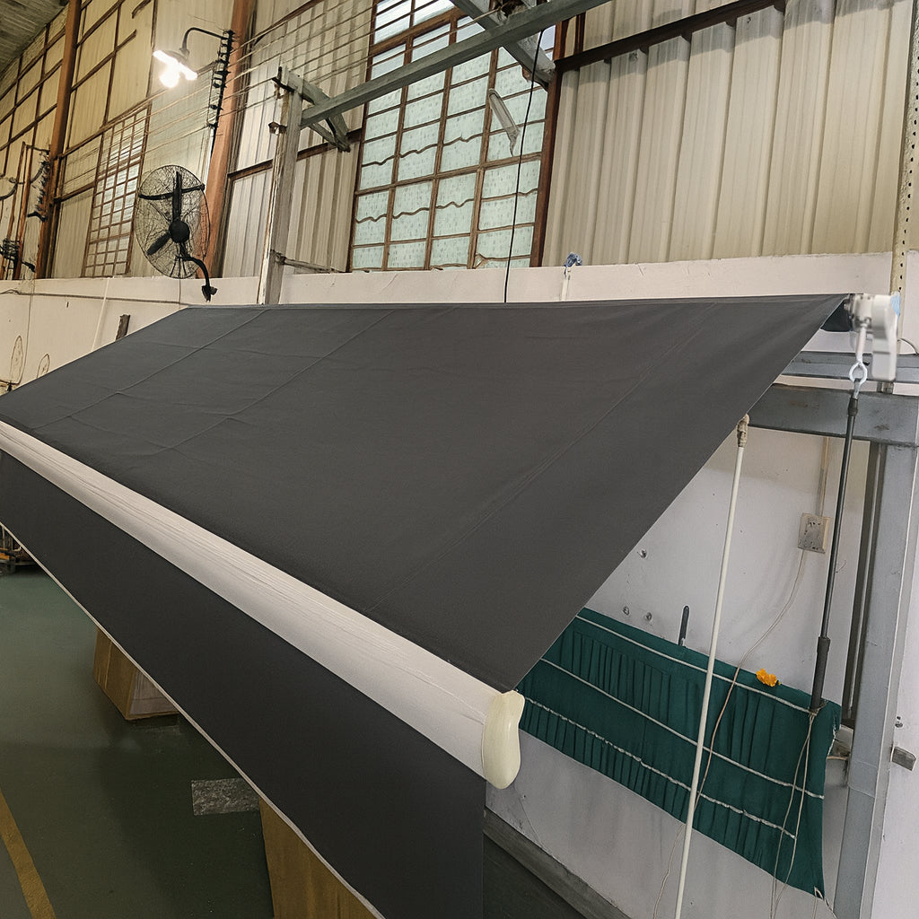 Toldo proyectante con tela gris en proceso de fabricacion en el taller de Rollermag