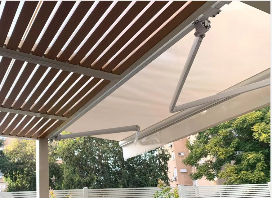 Toldo proyectante beige extendido bajo una pergola de madera en patio con jardin