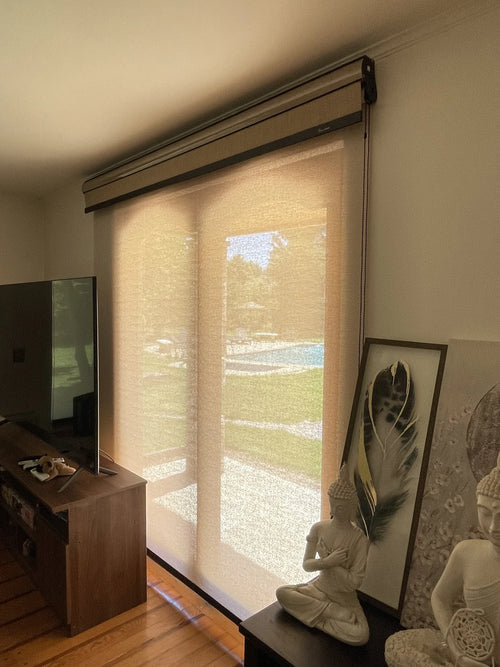 Cortina roller doble con tela sunscreen beige instalada en ventanal de living