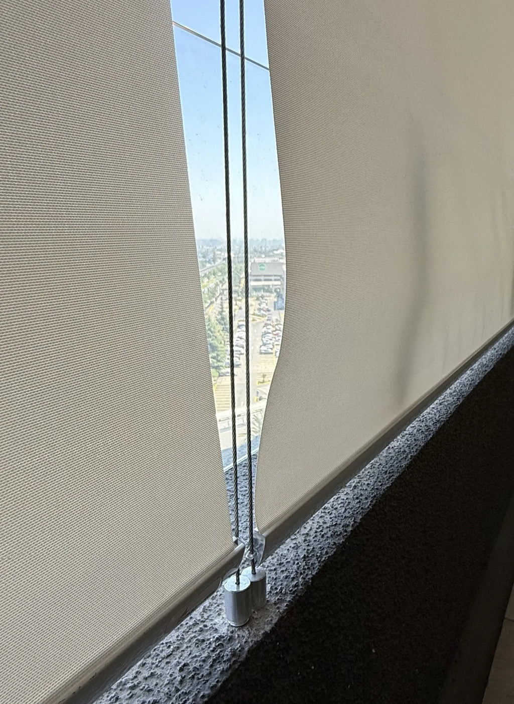 Detalle de guía con cable de acero tensado en toldo vertical