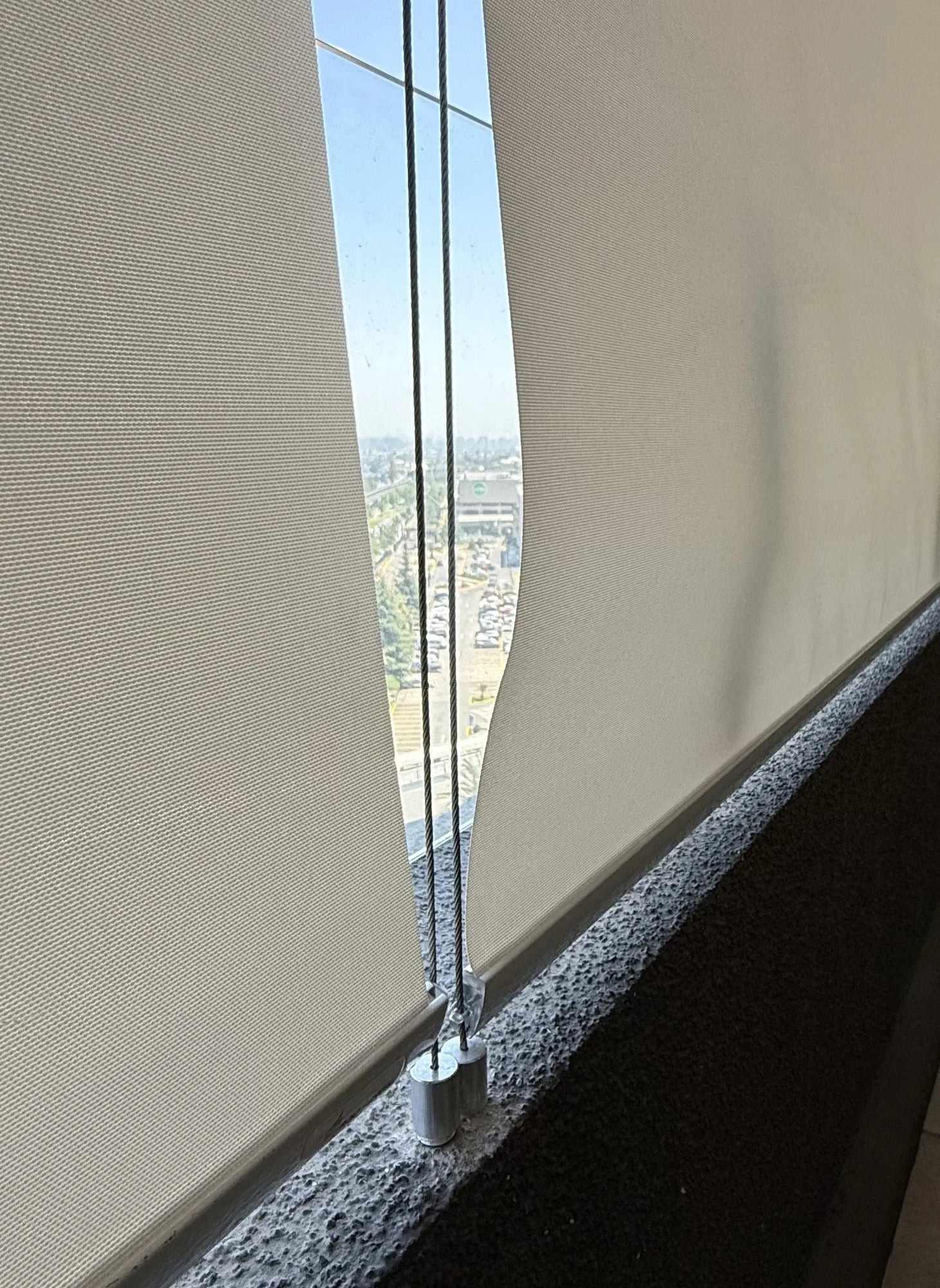 Detalle de guía con cable de acero tensado en toldo vertical