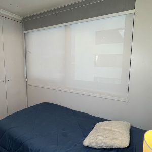 Cortina Roller Doble (sunscreen + blackout) con cenefa.